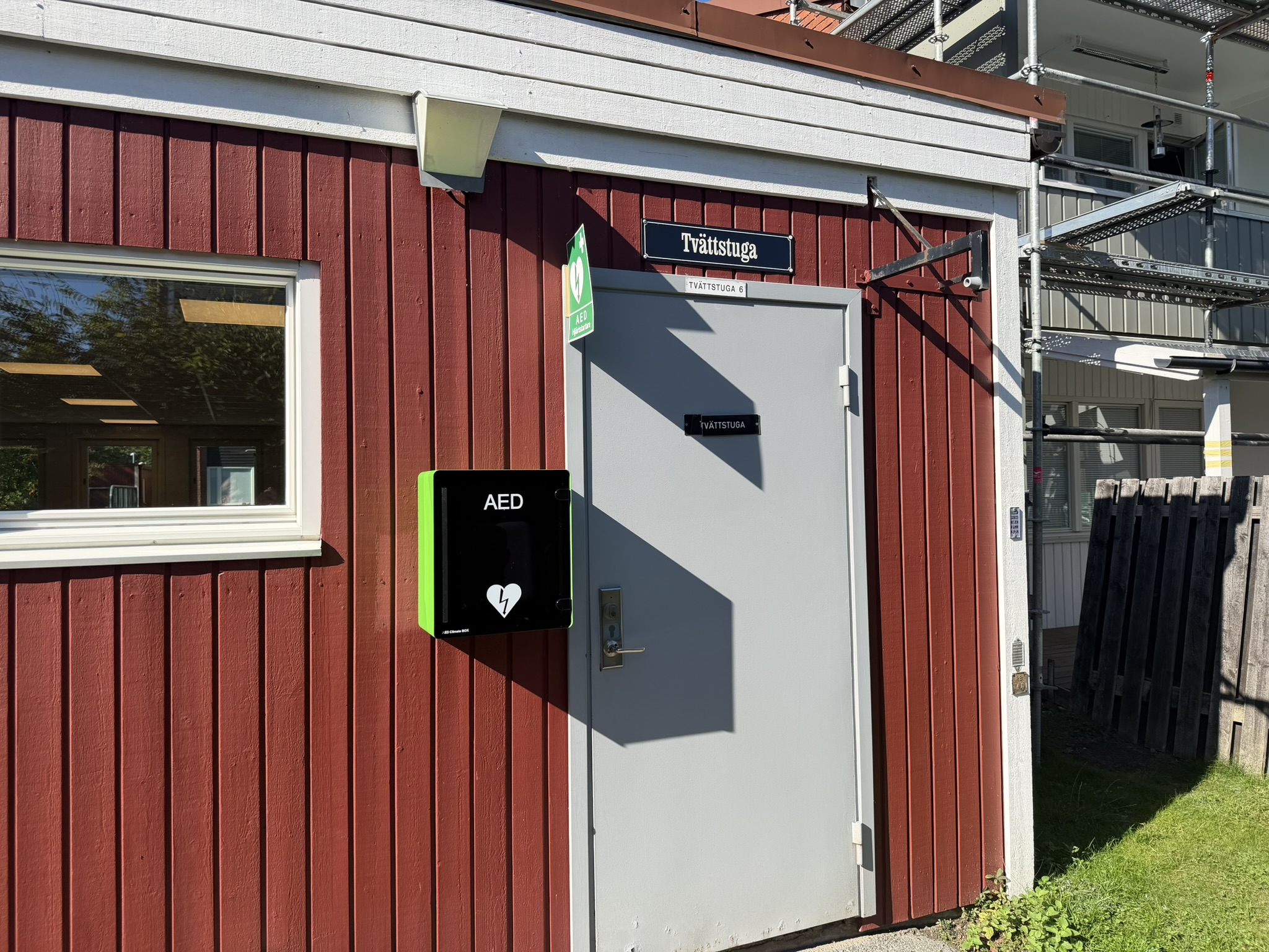 Utomhusskåp med hjärtstartare monterat hos en av våra kunder